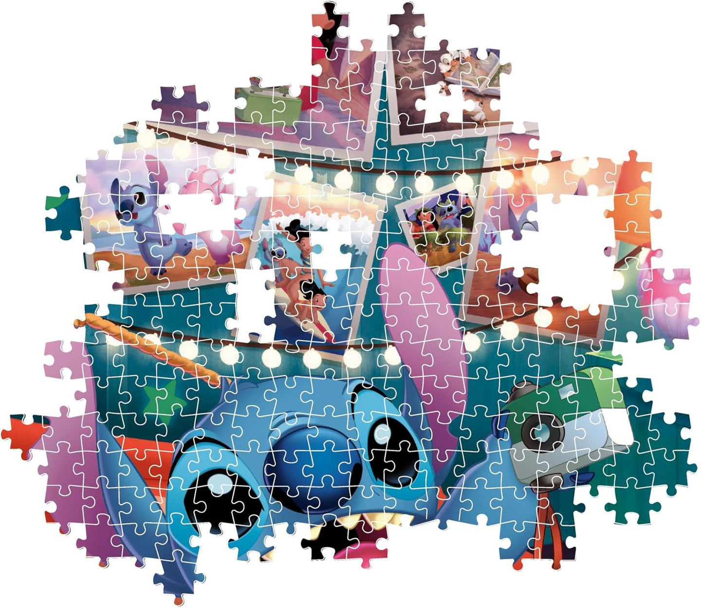 Montaje parcial del Puzzle Disney Stitch 1000 piezas Clementoni, con piezas encajadas mostrando a Stitch en la hamaca con la cámara y las fotos, y piezas sueltas alrededor.