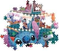 Montaje parcial del Puzzle Disney Stitch 1000 piezas Clementoni, con piezas encajadas mostrando a Stitch en la hamaca con la cámara y las fotos, y piezas sueltas alrededor.