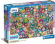 Caja del Puzzle Impossible Disney Emoji 1000 piezas Clementoni. Multitud de chapas con emojis de personajes Disney amontonadas sobre una mesa de madera.