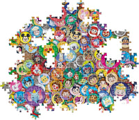 Montaje parcial del Puzzle Impossible Disney Emoji 1000 piezas Clementoni, con piezas encajadas mostrando las chapas de emojis de personajes Disney y piezas sueltas alrededor.