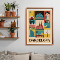 Puzzle Barcelona Style in the City 1000 piezas Clementoni montado y enmarcado en madera sobre una pared, con el collage retro de iconos de Barcelona; al lado, estantes con plantas y libros, y debajo un sofá con cojines.