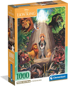 Caja del Puzzle El Rey León 1000 piezas Clementoni. Rafiki presenta a Simba bebé en la Roca del Rey, rodeado de los personajes de la película y los animales de la sabana.