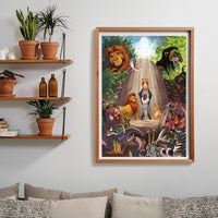 Puzzle El Rey León 1000 piezas Clementoni montado y enmarcado en madera sobre una pared, con la escena de Rafiki presentando a Simba; al lado, estantes con plantas y libros, y debajo un sofá con cojines.