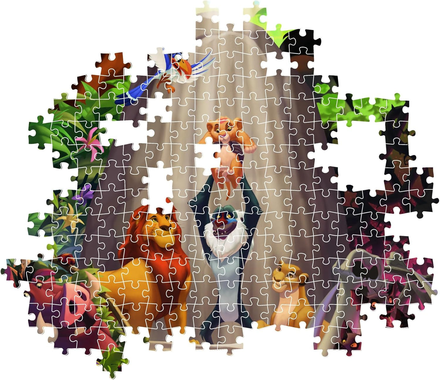Montaje parcial del Puzzle El Rey León 1000 piezas Clementoni, con piezas encajadas mostrando a Rafiki presentando a Simba en la Roca del Rey y piezas sueltas alrededor.