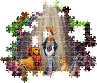 Montaje parcial del Puzzle El Rey León 1000 piezas Clementoni, con piezas encajadas mostrando a Rafiki presentando a Simba en la Roca del Rey y piezas sueltas alrededor.