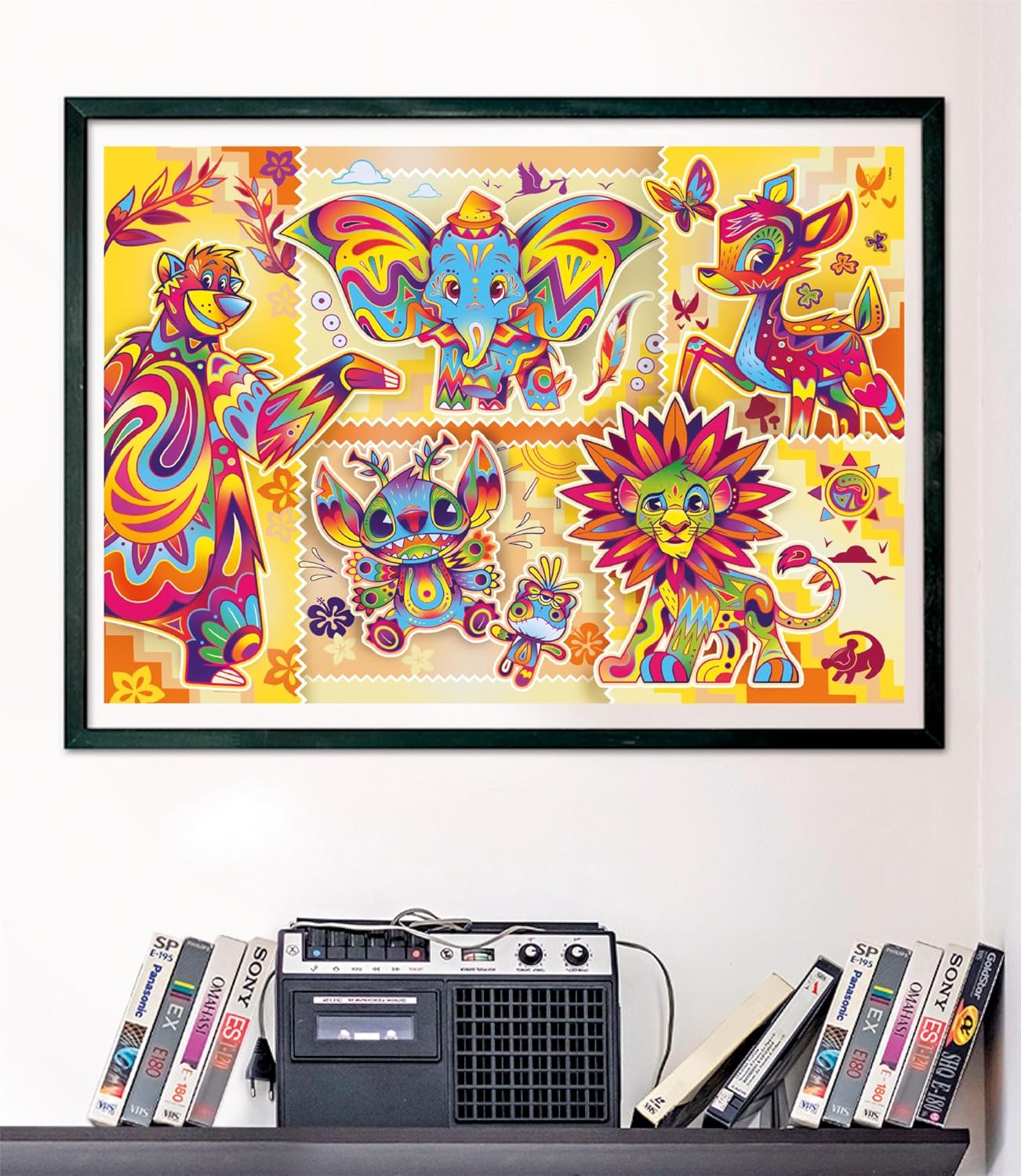 Puzzle Disney Classics 1000 piezas Clementoni montado y enmarcado en negro sobre una pared, con las ilustraciones psicodélicas de personajes Disney; debajo, un radiocasete y cintas VHS en una estantería.
