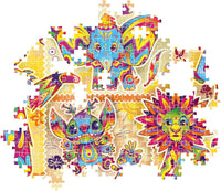 Montaje parcial del Puzzle Disney Classics 1000 piezas Clementoni, con piezas encajadas mostrando las ilustraciones psicodélicas de Dumbo, Stitch y Simba, y piezas sueltas alrededor.