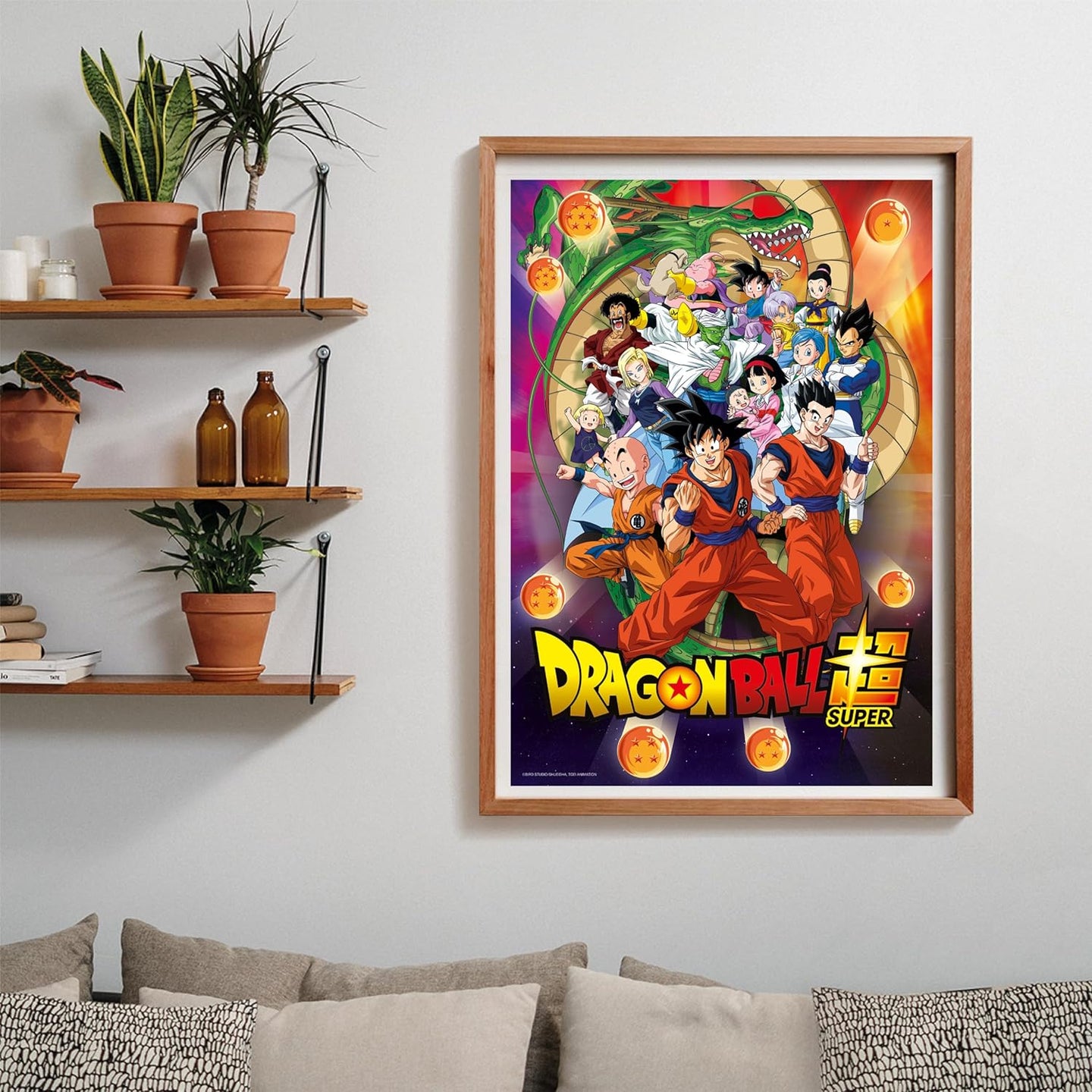 Puzzle Dragon Ball 1000 piezas Clementoni montado y enmarcado en madera sobre pared, junto a estanterías con plantas y libros