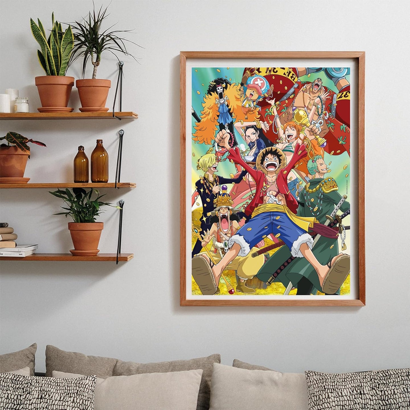Puzzle One Piece 1000 piezas Clementoni montado y enmarcado en madera sobre pared, junto a estanterías con plantas y libros