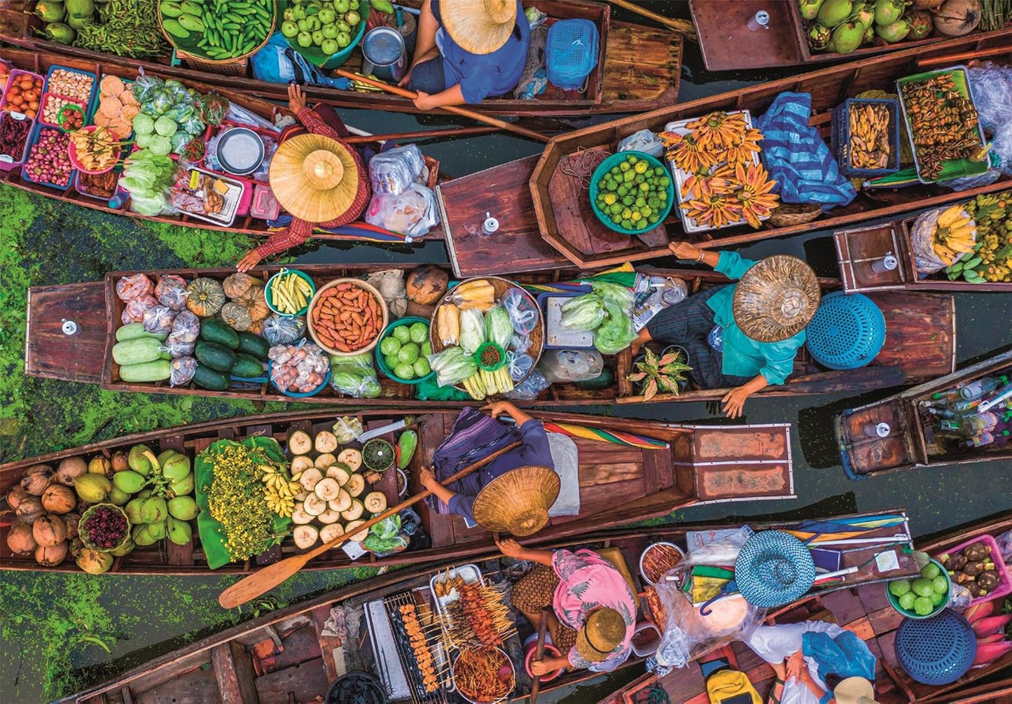 Ilustración del puzzle Mercado Flotante Tailandés 1000 piezas Clementoni con vista aérea de barcas de madera cargadas de frutas, verduras y vendedoras con sombreros