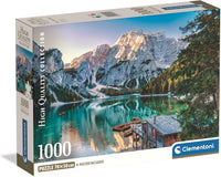 Caja del puzzle Lago Esmeralda 1000 piezas Clementoni con un lago de aguas turquesa entre montañas alpinas, una cabaña de madera y barcas amarradas