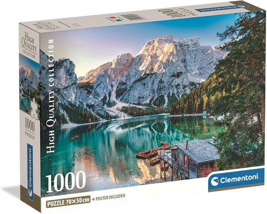 Caja del puzzle Lago Esmeralda 1000 piezas Clementoni con un lago de aguas turquesa entre montañas alpinas, una cabaña de madera y barcas amarradas