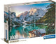 Caja del puzzle Lago Esmeralda 1000 piezas Clementoni con un lago de aguas turquesa entre montañas alpinas, una cabaña de madera y barcas amarradas