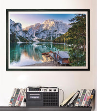 Puzzle Lago Esmeralda 1000 piezas Clementoni montado y enmarcado en marco negro sobre pared, sobre un estante con cintas VHS y radio-casete vintage