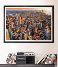 Puzzle Nueva York 1000 piezas Clementoni montado y enmarcado en negro sobre pared, sobre un estante con cintas VHS y radio-casete vintage