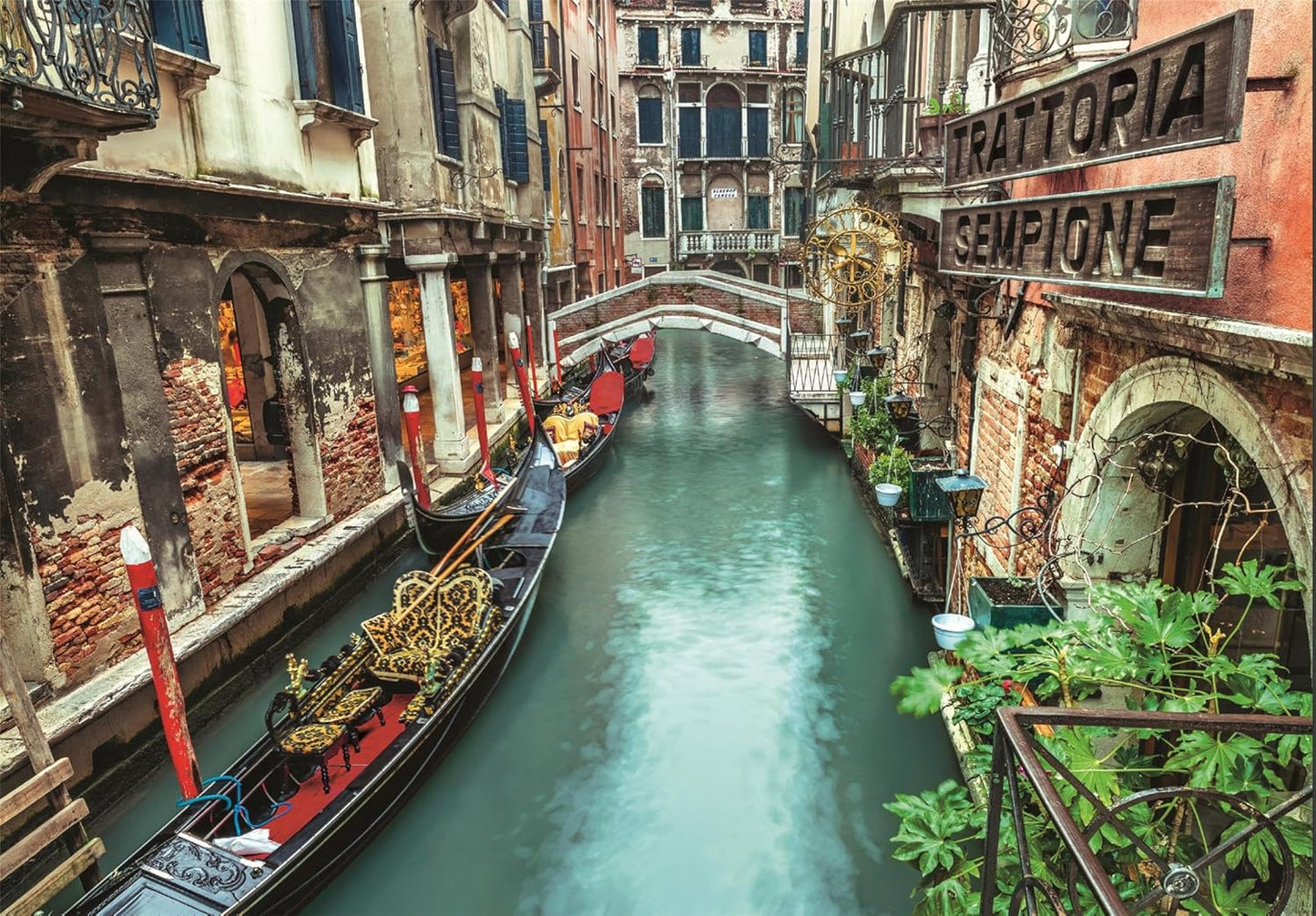 Ilustración del puzzle Canal de Venecia 1000 piezas Clementoni con una góndola amarrada en un canal veneciano de aguas turquesa entre edificios antiguos