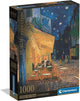 Caja del puzzle Terraza de Café por la Noche Van Gogh 1000 piezas Clementoni, colección Museum Collection, con la pintura de la terraza iluminada en amarillo bajo un cielo nocturno estrellado