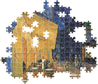 Montaje parcial del puzzle Terraza de Café por la Noche Van Gogh 1000 piezas Clementoni, con piezas ensambladas de la terraza amarilla y el cielo nocturno y piezas sueltas alrededor