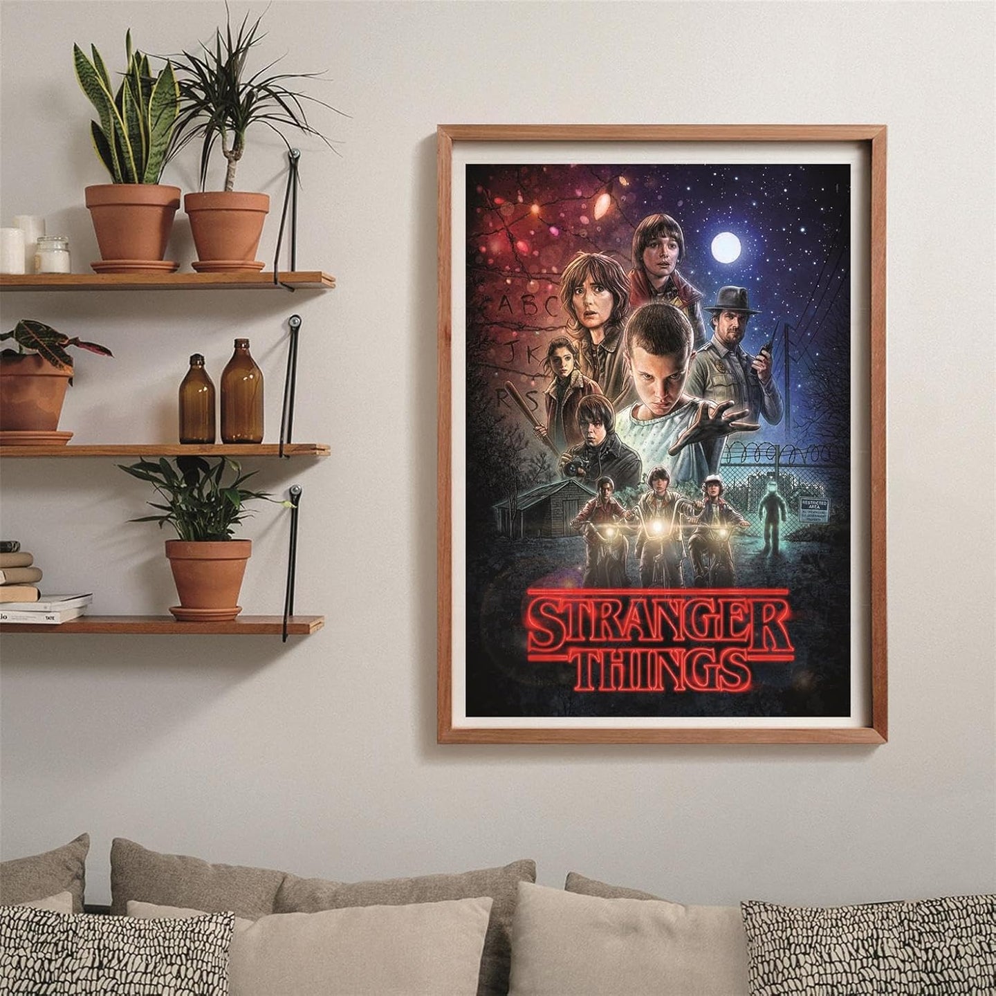 Puzzle Stranger Things Temporada 1 1000 piezas Clementoni montado y enmarcado en madera sobre pared, junto a estanterías con plantas y libros