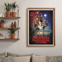 Puzzle Stranger Things Temporada 1 1000 piezas Clementoni montado y enmarcado en madera sobre pared, junto a estanterías con plantas y libros