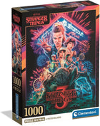 Caja del Puzzle Stranger Things Temporada 3 1000 piezas Clementoni. Póster de la serie con Eleven levantando la mano bajo el rótulo de neón del Starcourt Mall, los personajes y la criatura del Mundo del Revés entre fuegos artificiales.