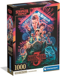 Caja del Puzzle Stranger Things Temporada 3 1000 piezas Clementoni. Póster de la serie con Eleven levantando la mano bajo el rótulo de neón del Starcourt Mall, los personajes y la criatura del Mundo del Revés entre fuegos artificiales.