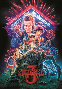 Ilustración del Puzzle Stranger Things Temporada 3 1000 piezas Clementoni. Póster de la serie con Eleven levantando la mano bajo el rótulo de neón del Starcourt Mall, los personajes y la criatura del Mundo del Revés entre fuegos artificiales.