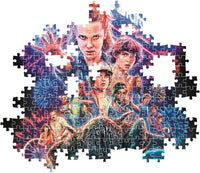 Montaje parcial del Puzzle Stranger Things Temporada 3 1000 piezas Clementoni, con piezas encajadas mostrando a Eleven y el resto de personajes, y piezas sueltas alrededor.