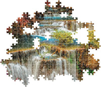 Montaje parcial del puzzle Cascadas Coloridas 1000 piezas Clementoni con piezas sueltas mostrando las cascadas y el bosque